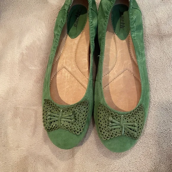 Earth Green Suede Flats with Cutout Bow – Size 8.5 – Like New - Picture 3 of 7